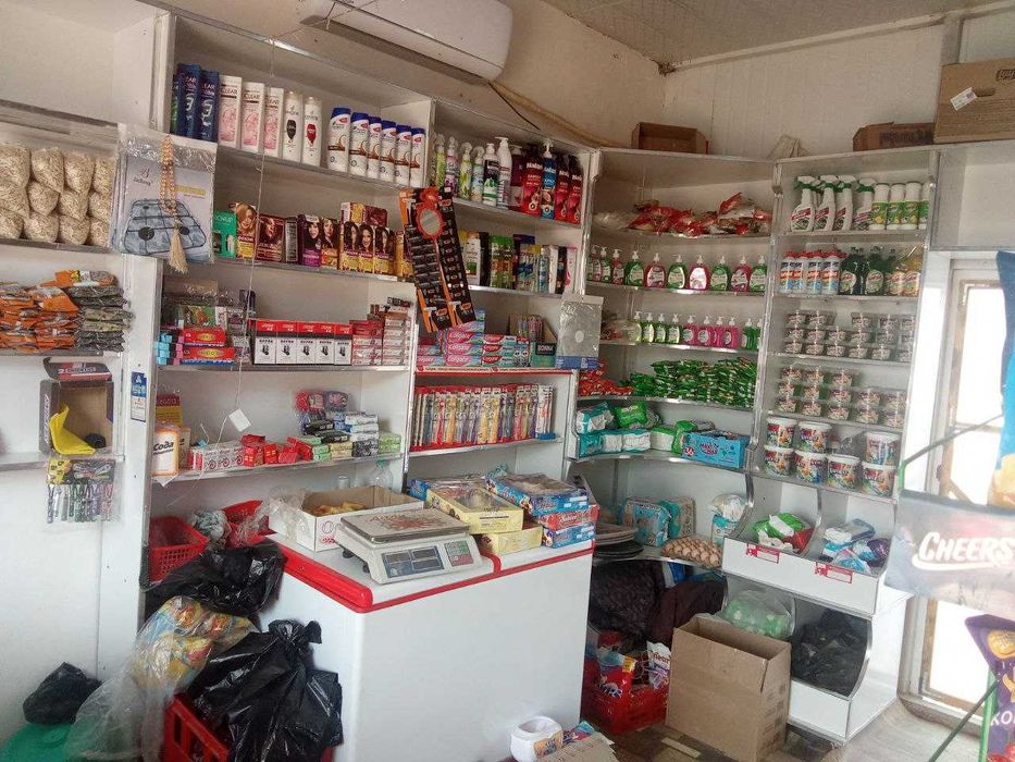 Дўкон учун мебеллар сотилади.