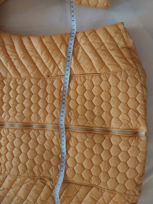 вталено жълто яке