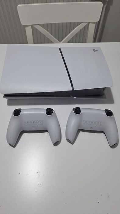 PlayStation 5 slim Model cu cd+2 manete si Cont cu 9 jocuri instalate!