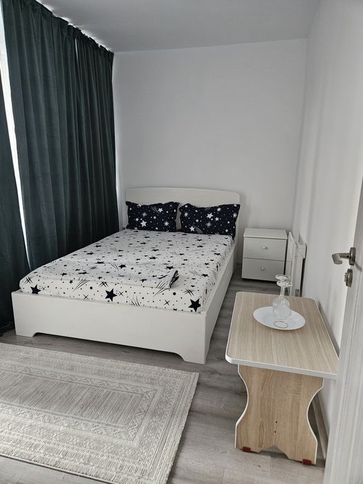 Închiriez apartament cu 2 camere