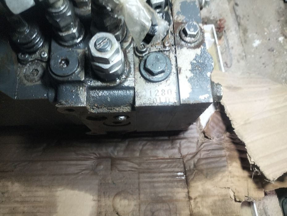 Распределитель экскаватора погрузчика Каматсу