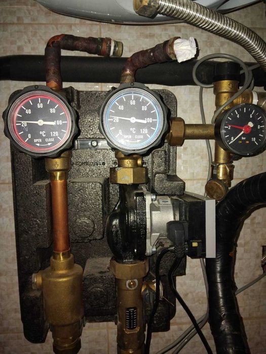 Продавам комплектована използвана соларна система за топла вода.