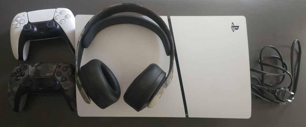 PlayStation 5 Slim (CFI-2116) + 2 джойстика + Слушалки (Перфектен)