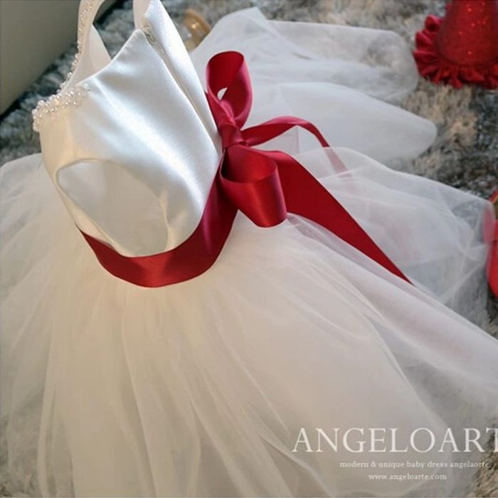 Белое красивое платье на девочку