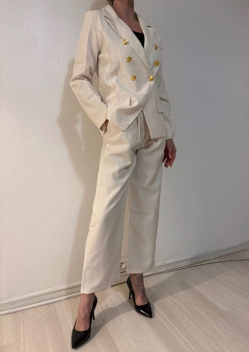 Costum nou bej de primăvară-vară