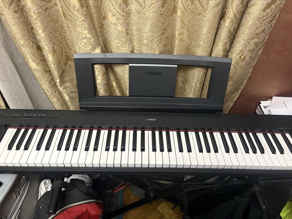 Yamaha pianina cu stand