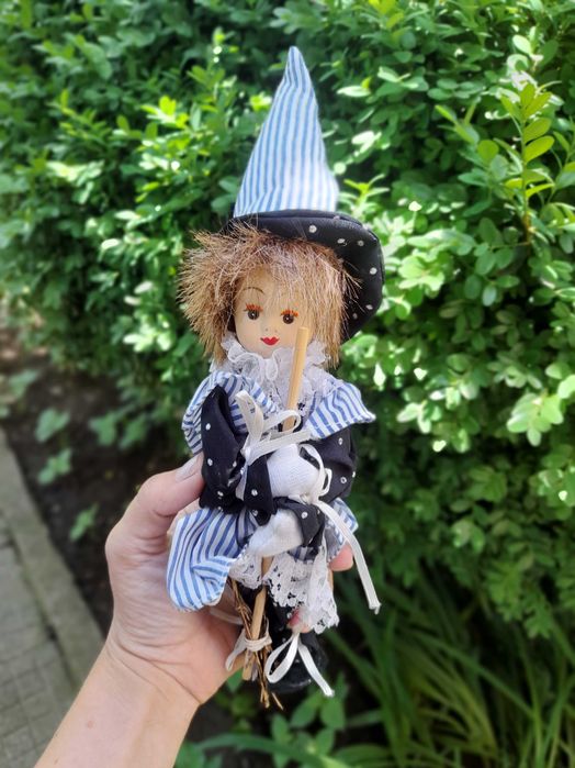 Малка порцеланова кукла