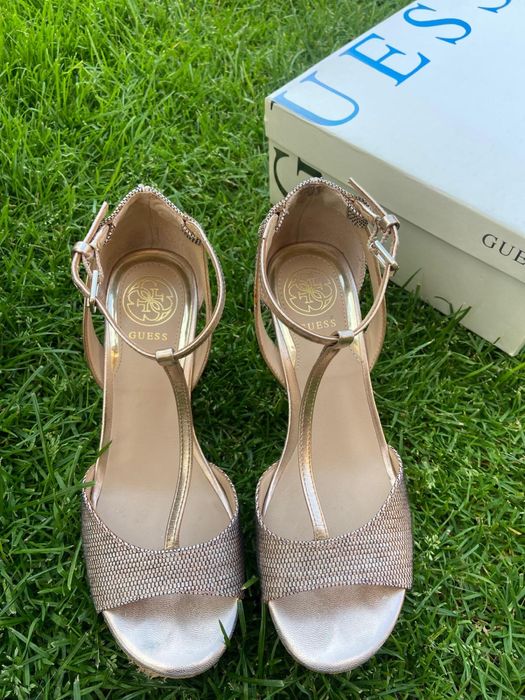 Обувки на ток Guess