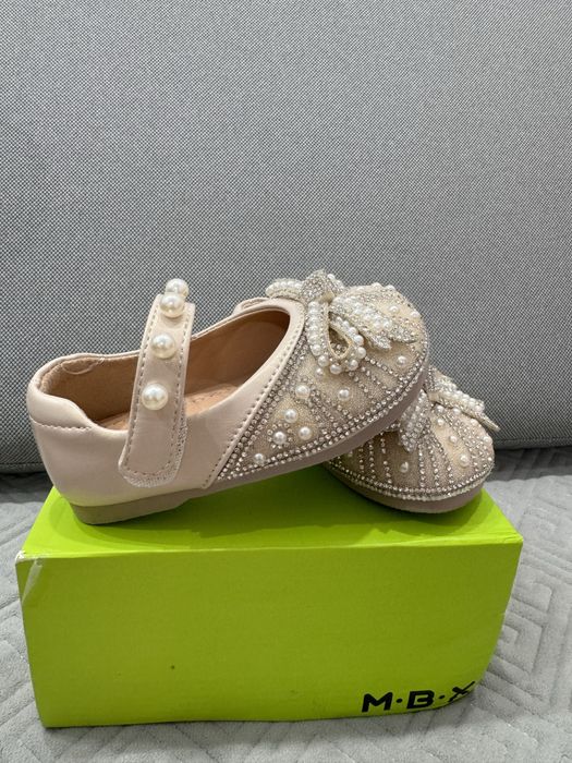 Продаю нарядные туфельки для девочки