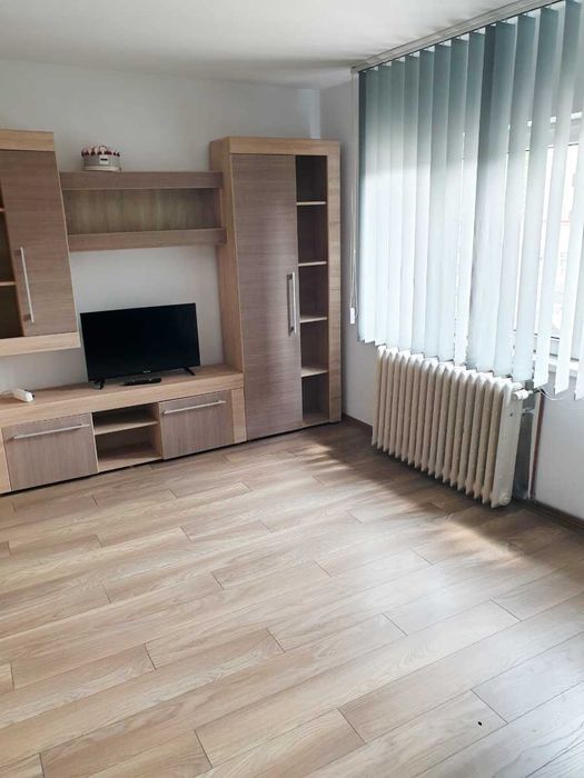 Apartament vis-a-vis de Liceul Sportiv, str. Calea Moldovei, 2 camere, balcon inchis, etaj 1