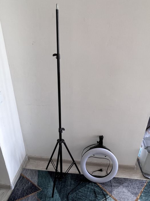 Продаю кольцевую лампу со штативом