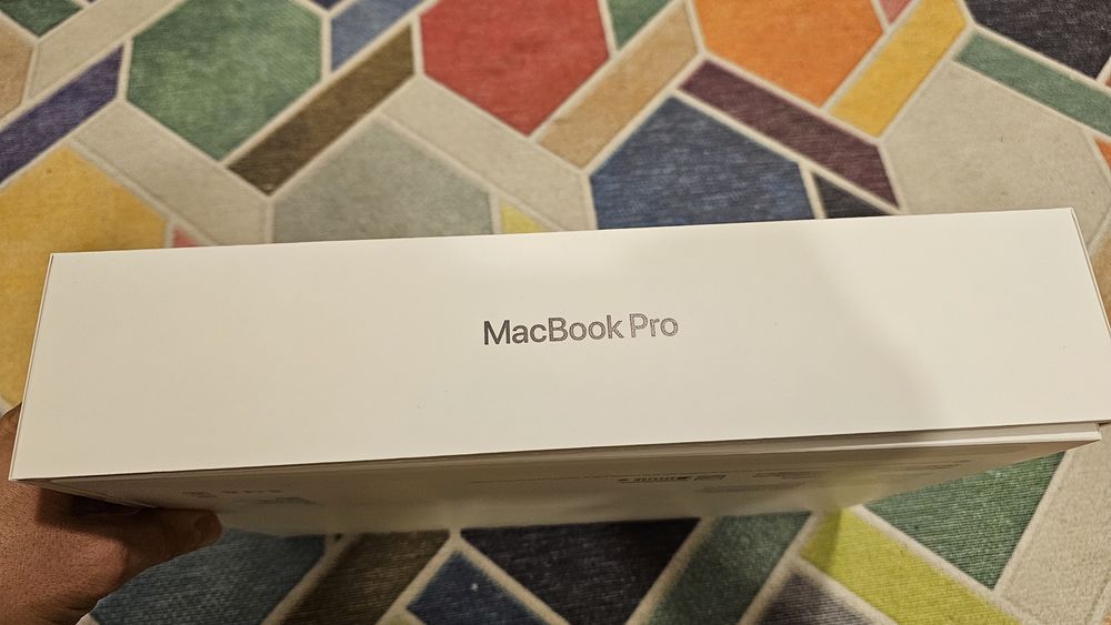 Cutie MacBook Pro 14" M4 noua