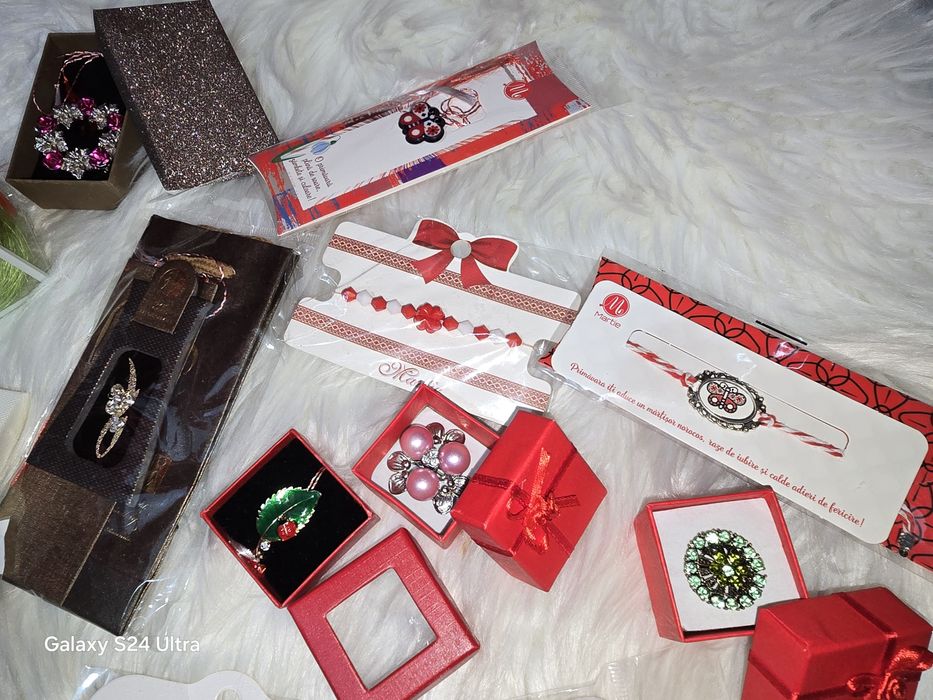 Mărțișoare, broșe