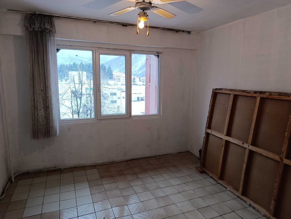 От собственик - светъл, топъл в новосаниран блок с оправен покрив