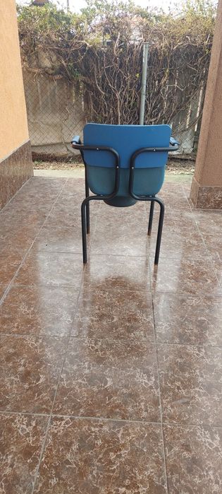 Scaun toaletă pentru persoane cu dizabilități