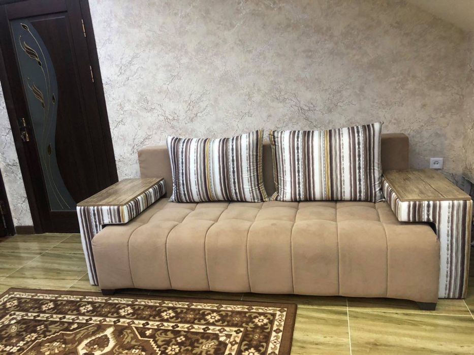 Качественный раскладной диван с столиком