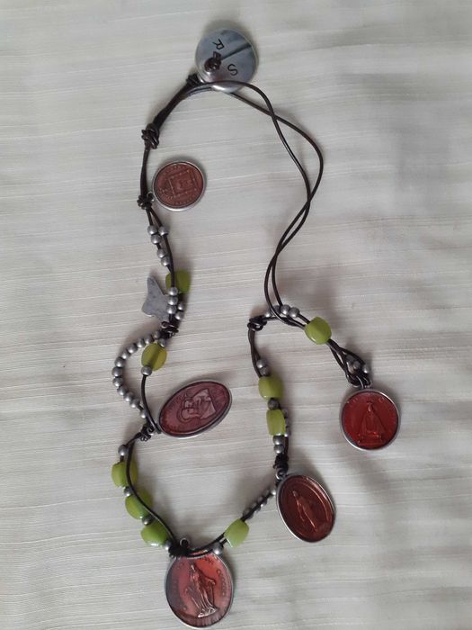 2 pandantive  tribale originale Vceroy plus unul Sin Receta