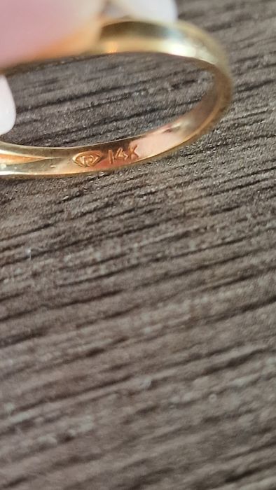 Златен пръстен с диаманти и рубини