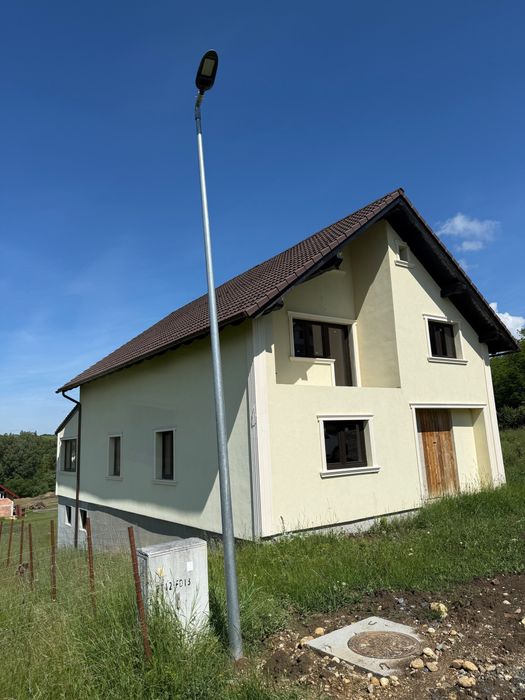Casă individuală de vânzare – 220 mp utili, teren 400 mp