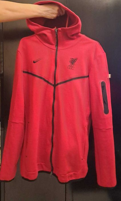 Червен спортен екип