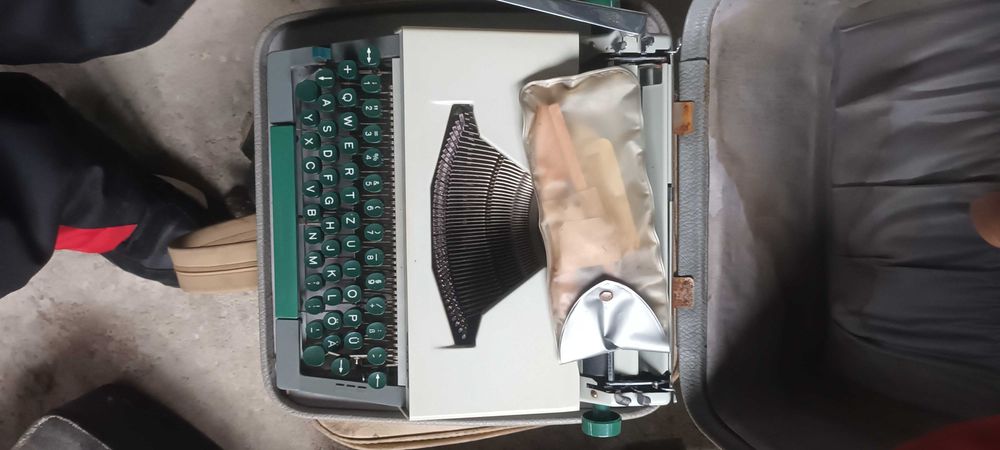 Пишещи машини и части към тях