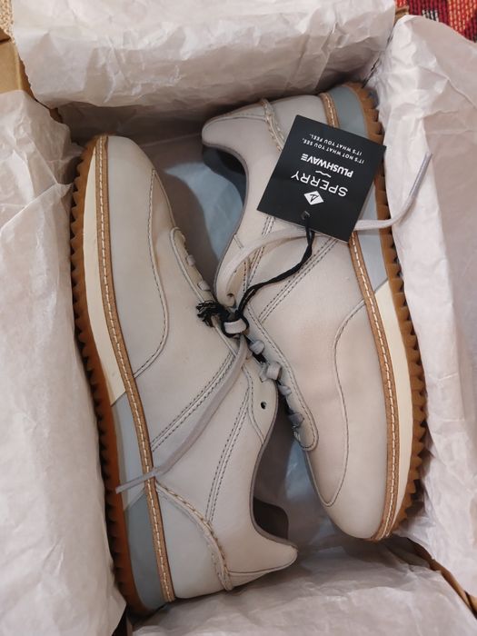 Кроссовки фирмы "Sperry"