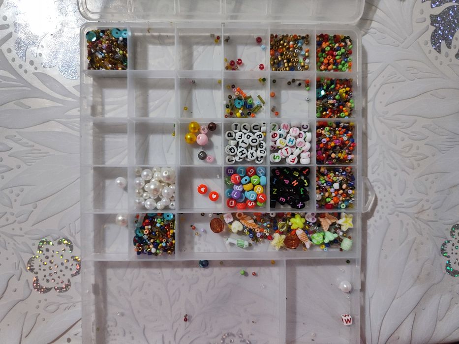 Продам бисер обе пачки за 1500 тенге б/у