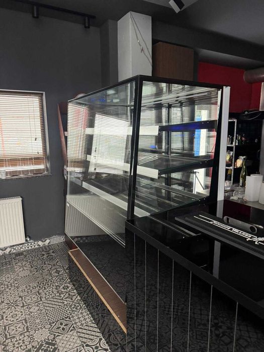 Vand VITRINA FRIGORIFICA de prezentare ca noua 650l