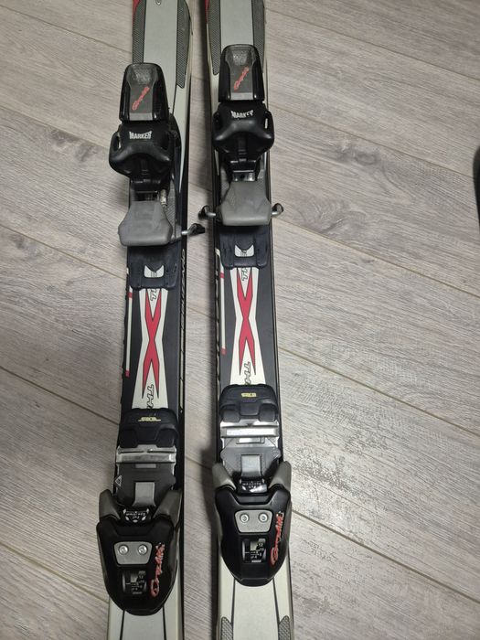 Echipament schi:casca,clapari,schiuri