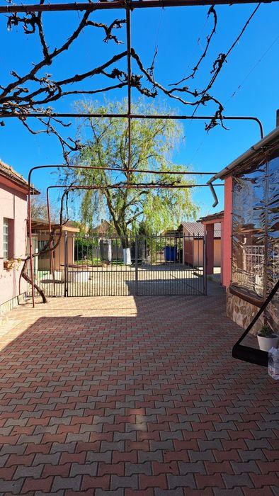 Casa mare cu spatiu comercial in centrul satului Tarian