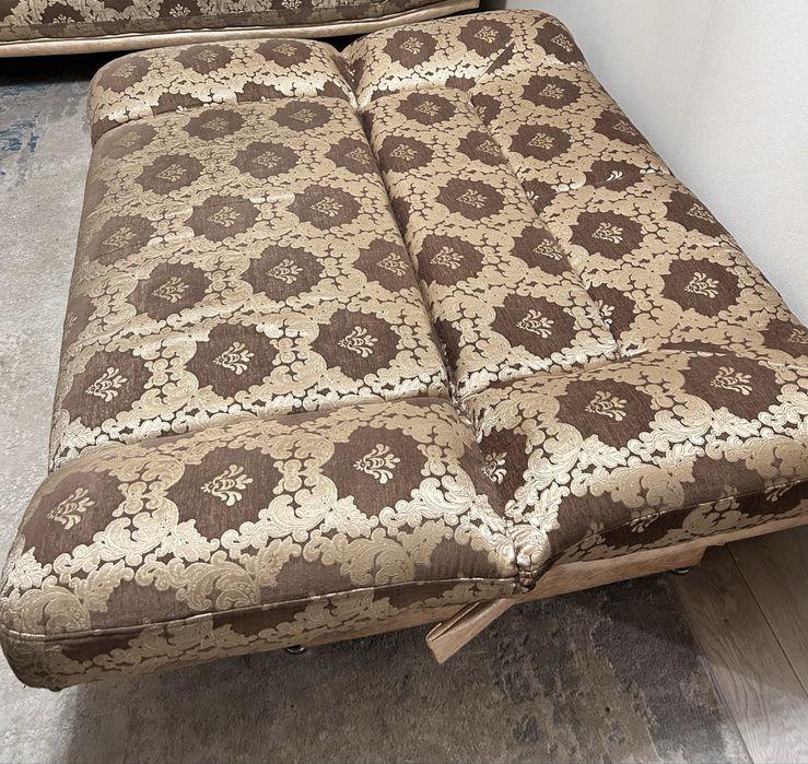 Продам два дивана и кресло