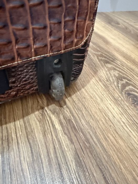 Чемодан из экокожи