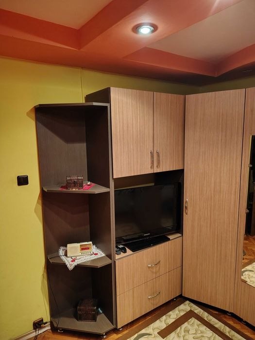 Vând șifonier pe colt