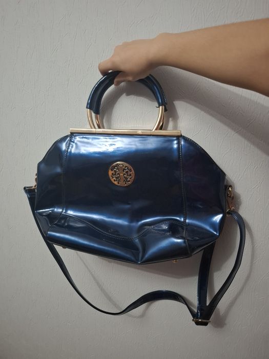 Стильная лакированная сумка с золотой фурнитурой | Через плечо