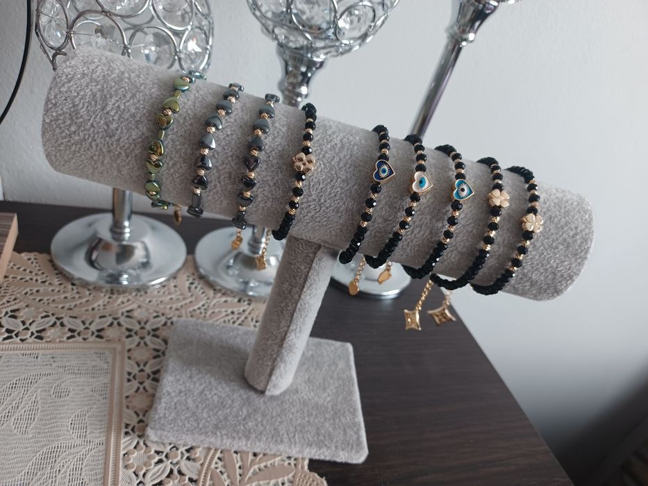 Гривни направени от маниста