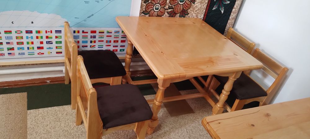 Yosh bolalar uchun stol va stullar
