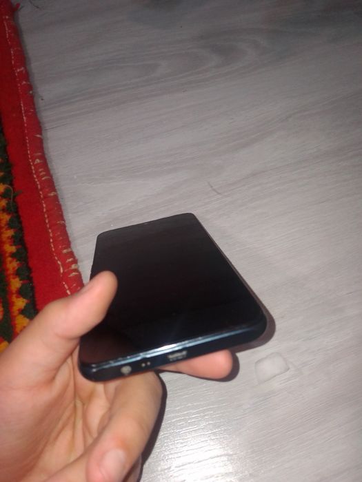 Telefon realme Yaxshi telefon ekrani kuygan qogan joyi yaxshi zor