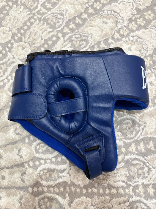 шлем для бокса.