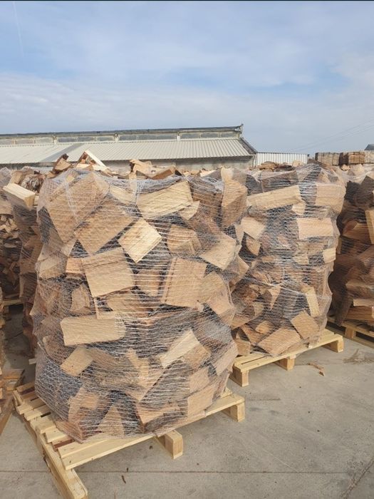 Lemn de foc tăiat crăpat livrat la domiciliu