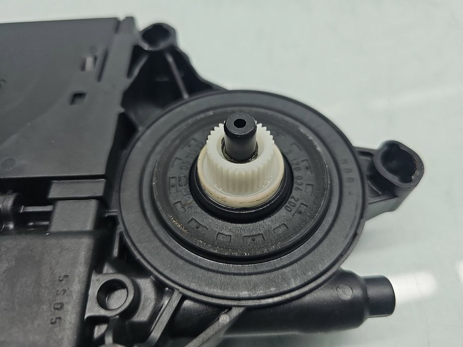 Motoras geam dreapta fata Volkswagen Passat B7 (365) [Fabr 2010-2014]