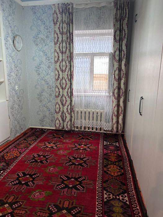 Қала орталығынан еңсесі биік жер үй сатылады.