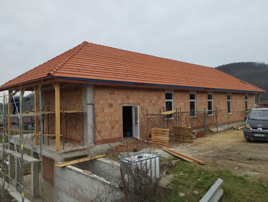 Executam case la rosu