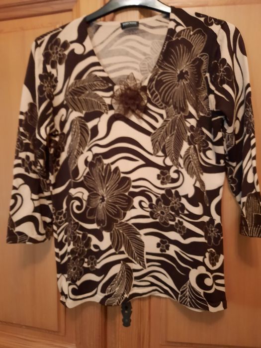 Frumos pulover Gerry Weber cu brosa asortata mărimea 40