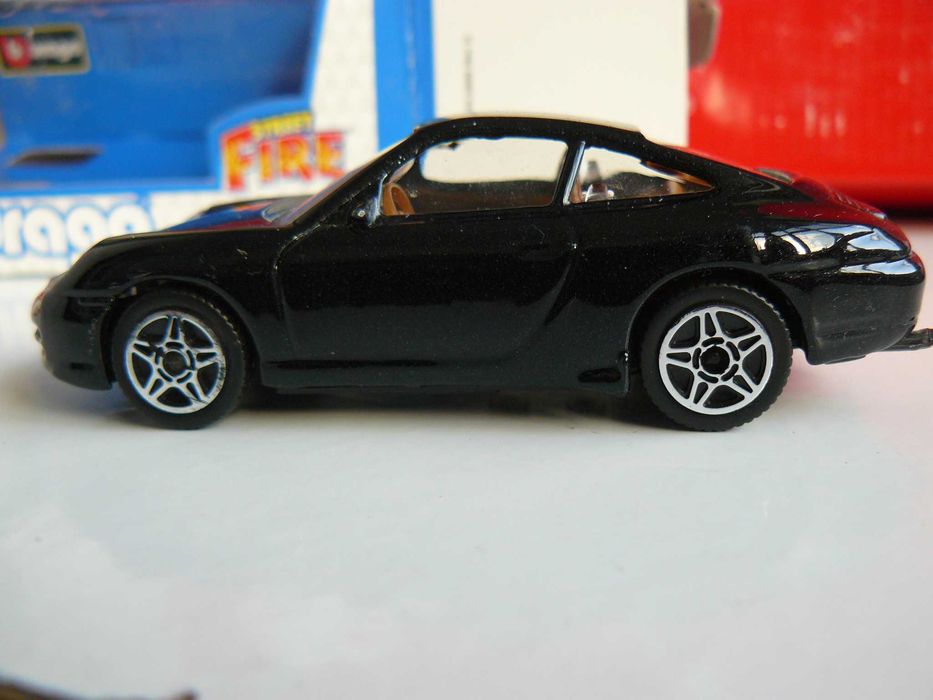Macheta Auto PORSCHE 911 CARRERA 4,Noua,produs Bburago, scara1:43