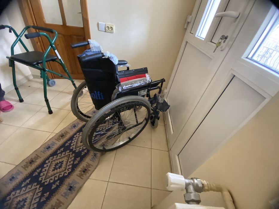 Scaun cu rotile pliabil, material textil, manere si picioare detasabile, rosu/negru KaradenizMed