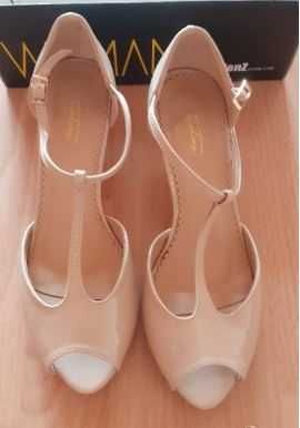 Лачени бежови сандали 40 номер