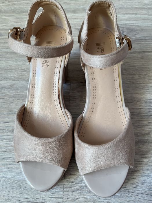 Босоножки на каблуке