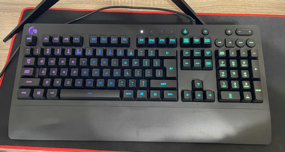 Геймърска клавиатура Logitech G213