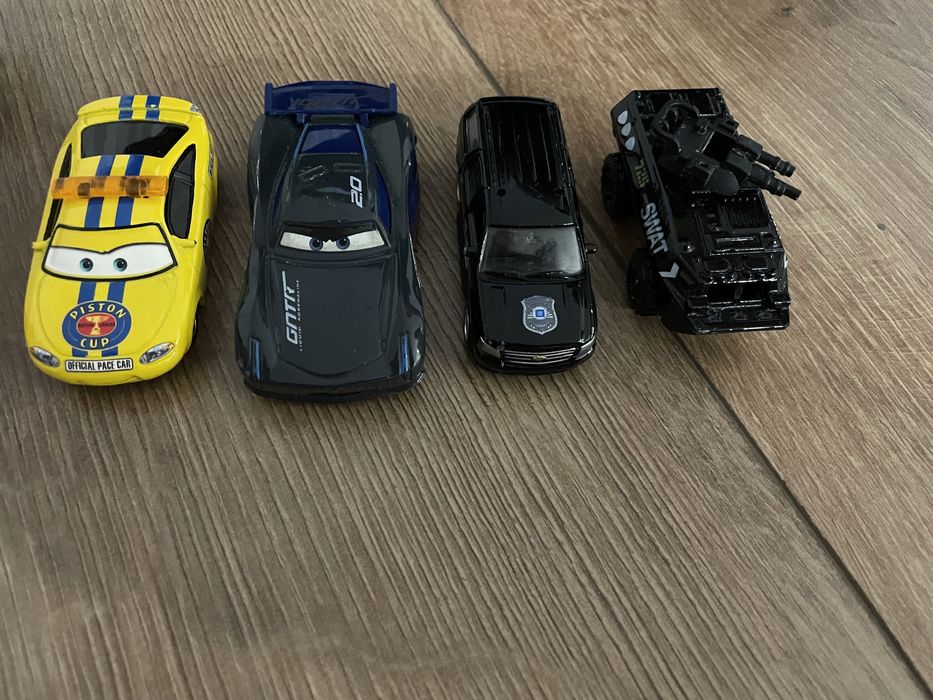 Продаются машинки не новые hot wheels