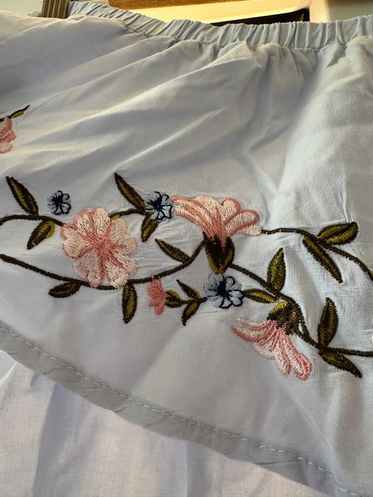 Bluză damă Mohito bleu ciel cu umerii goi (Off-shoulder) și volan cu broderie florală – Mărimea [M]